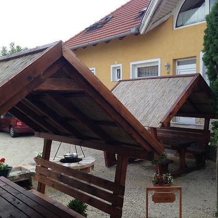Bed and Breakfast Viola Vendeghaz Pápa Exterior foto
